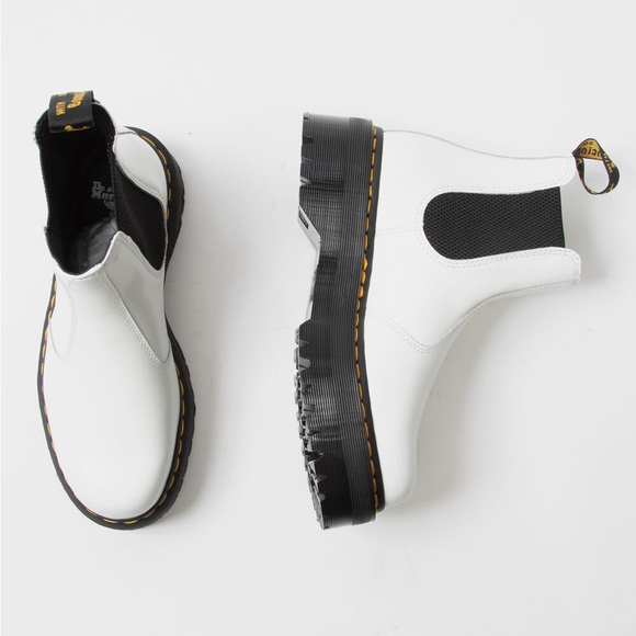 Dr. Martens 2976 Smooth Leather Platform Chelsea Boot - Picture 2 of 10